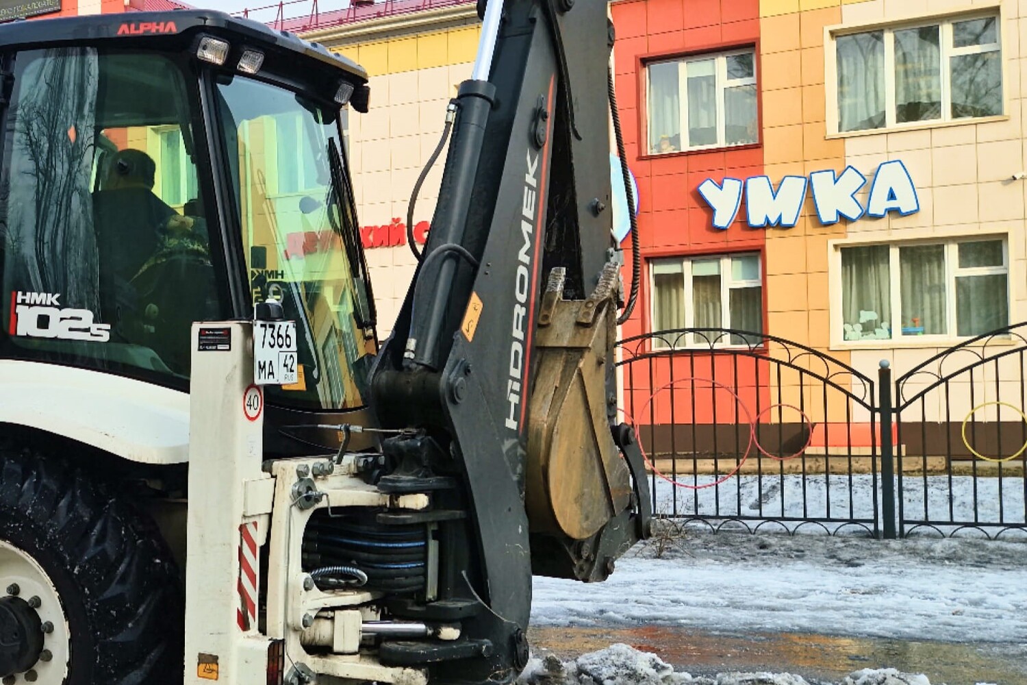 Техника «Шахты №12» расчистила от снега территорию киселевского детского сада