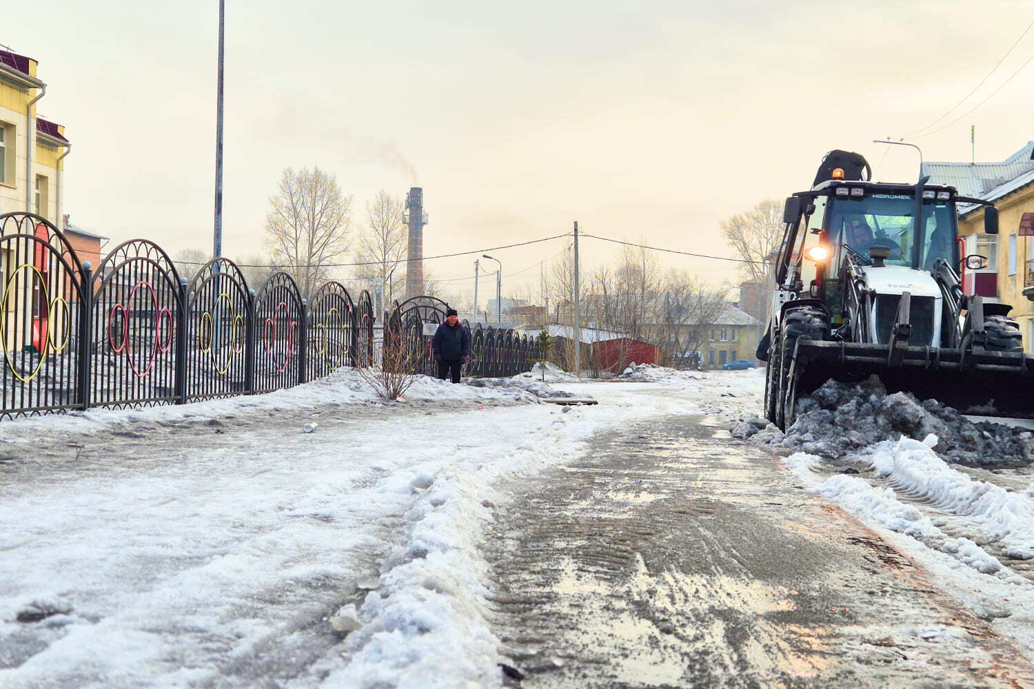 Техника Шахты №12 расчистила от снега территорию киселевского детского сада. Стройсервис