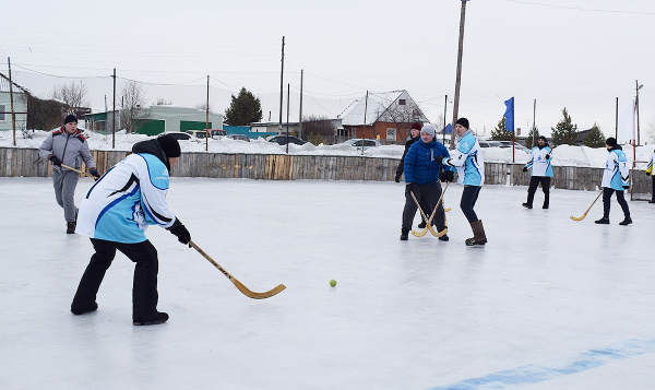 Горняки «Стройсервиса» играют в хоккей на валенках с селянами Беловского района