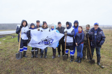 Фотография. Разрез «Березовский» высадил более 300 саженцев сосны в Новокузнецком районе