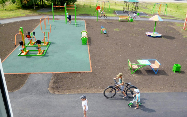 Радость для детей: «Шахта №12» помогла построить детскую игровую площадку в поселке Маяковка
