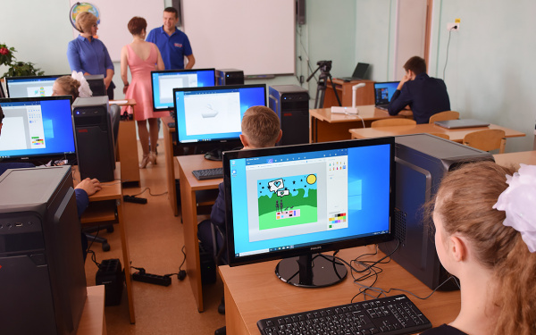 Разрез «Березовский» подарил Костенковской школе новый компьютерный класс