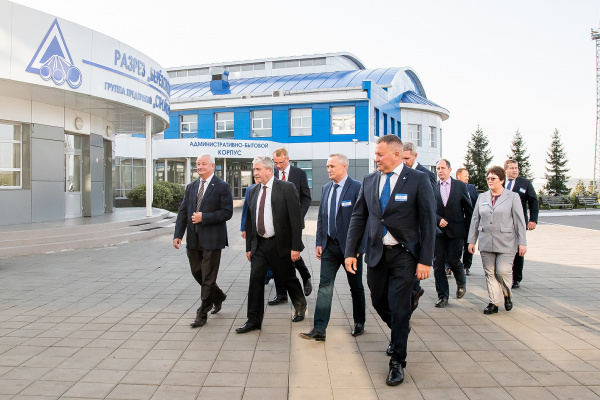 Чрезвычайный и Полномочный посол Республики Беларусь в России посетил разрез «Березовский»