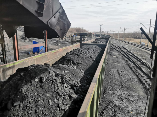 На техкомплексе разреза «Шестаки» установили суточный рекорд по отгрузке угля в честь 27-летия АО «Стройсервис»