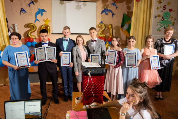 Лучшие выпускники в нескольких городах и районах Кузбасса получили премии компании АО «Стройсервис»