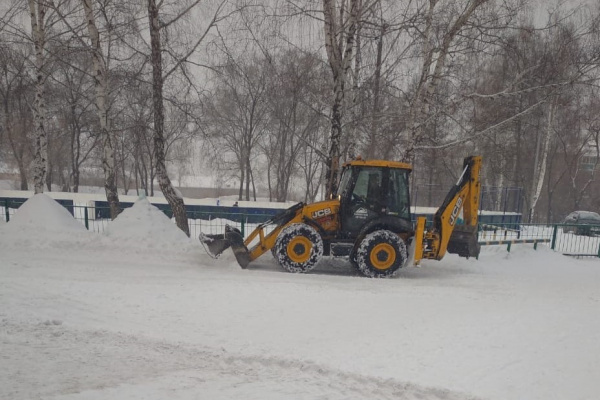«Шахта №12» расчищает от снега дороги и важные социальные объекты Киселевска
