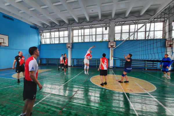 «Шахта №12» провела товарищеский матч по волейболу с депутатами Киселевска