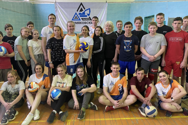 Молодые специалисты разреза «Пермяковский» подарили сельской волейбольной секции новый инвентарь