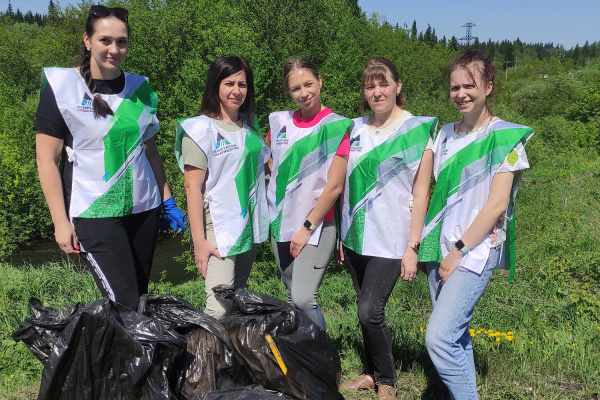 Активисты «Барзасского товарищества» очистили прибрежную зону реки в городе Березовский