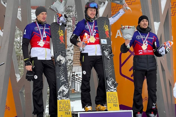 Выступающий при поддержке «Стройсервиса» российский сноубордист Дмитрий Логинов завоевал два золота на международных соревнованиях