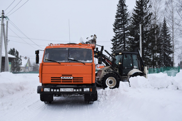 Техника разреза «Березовский» расчистила село Березово от снега