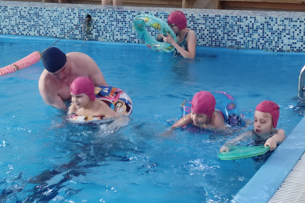 Разрез «Шестаки» организовал посещение бассейна для детей поселка Бачатский