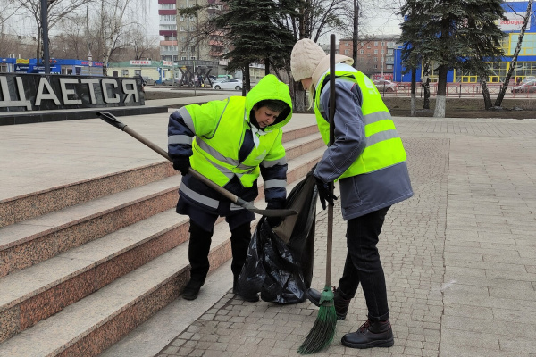 В чистый четверг сотрудники «Шахты №12» провели субботник в киселевском сквере Победы