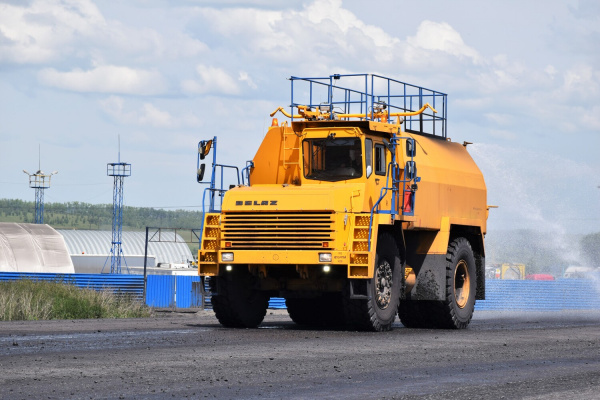 4 новые поливооросительные машины белорусского завода занимаются пылеподавлением на дорогах разреза «Березовский»