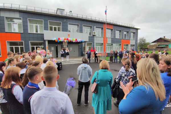Построенные разрезом «Березовский» спортивные площадки открылись в школе поселка Рассвет Новокузнецкого района