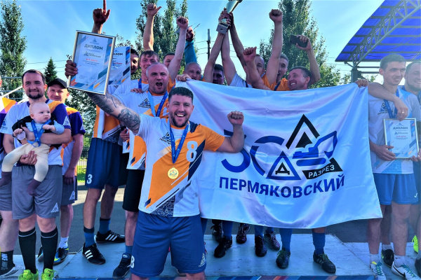 80 работников кузбасских предприятий «Стройсервиса» встретились на ежегодном осеннем футбольном турнире на кемеровском стадионе