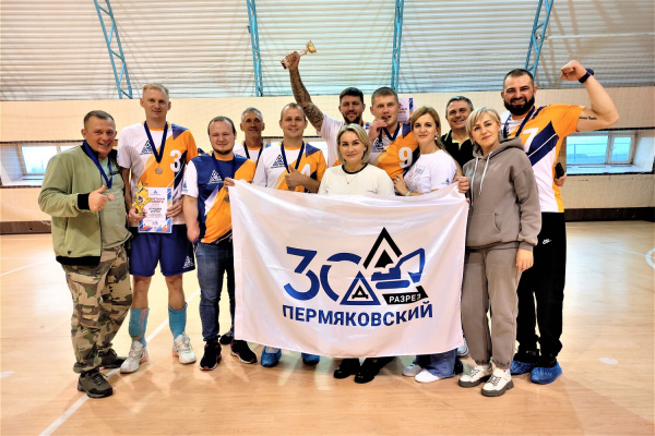 Товарищеский матч по волейболу кузбасских горняков прошел на разрезе «Пермяковский»