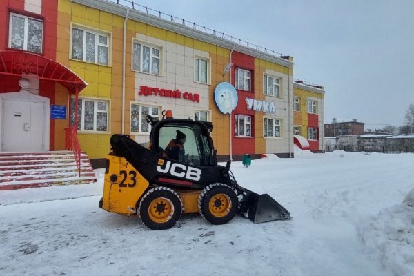 «Шахта №12» помогла очистить территорию киселевского детского сада от снега