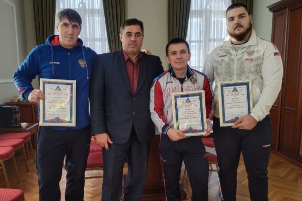 «Стройсервис» наградил кузбасских тяжелоатлетов-рекордсменов, победивших на всероссийских соревнованиях