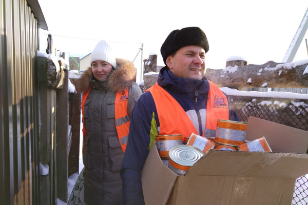 Работники разреза «Пермяковский» доставили более 100 кг корма в приют для бездомных животных
