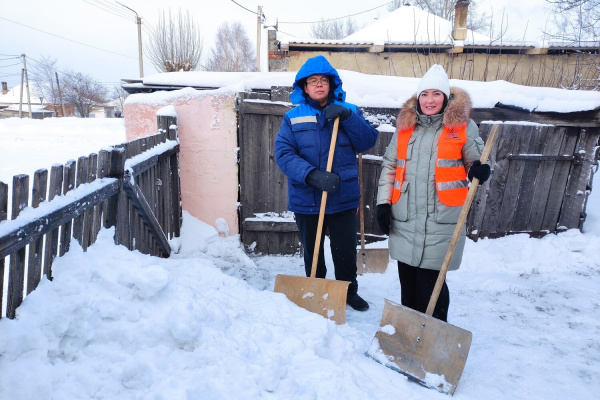 Специалисты разреза «Пермяковский» помогли труженице тыла очистить двор от снега