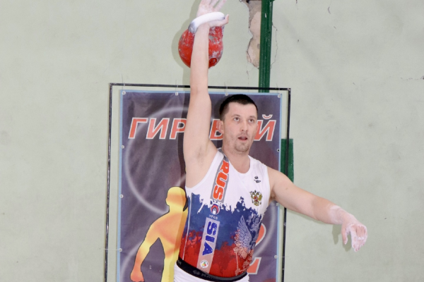 Сотрудник разреза «Пермяковский» установил новый личный рекорд в гиревом спорте