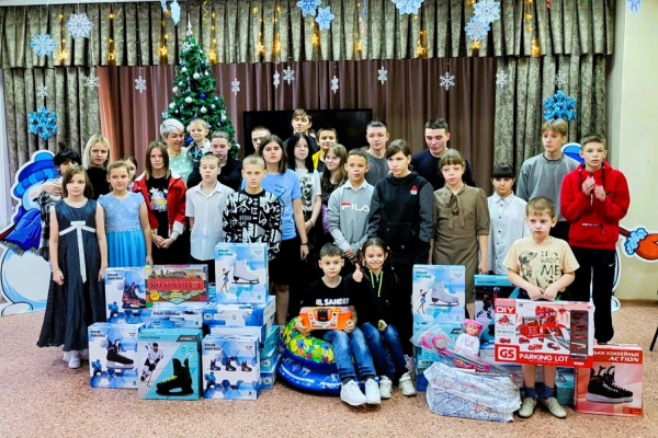 Специалисты «Белтранса» вручили подарки 58 воспитанникам беловского детского дома