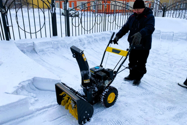 «Шахта №12» подарила киселевскому детскому саду снегоуборочную машину