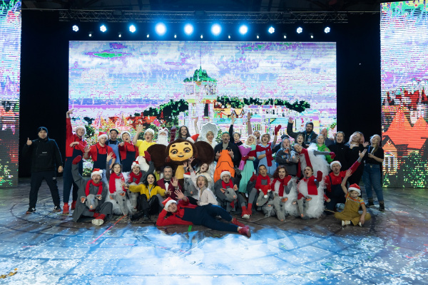 Яркое начало юбилейного года: мюзикл «Чебурашка Шоу. Ушастые Елки» подарил улыбки 7 тысячам детей сотрудников «Стройсервиса»
