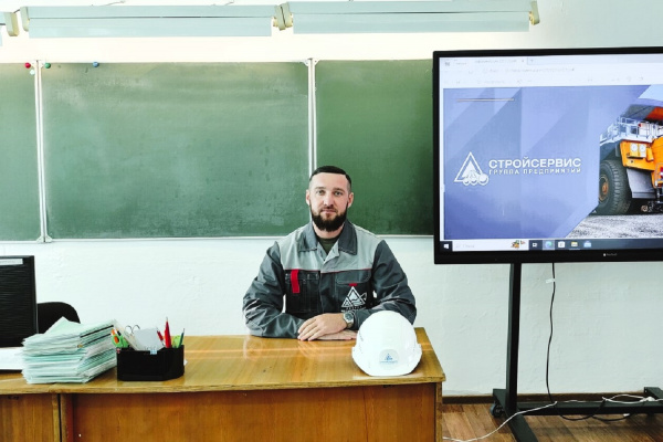 Сотрудник разреза «Пермяковский» рассказал школьникам о перспективах выбора горняцкой профессии