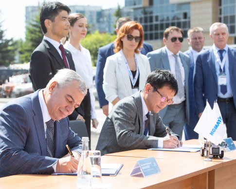 Подписание соглашения между АО "Стройсервис" и руководством Komatsu