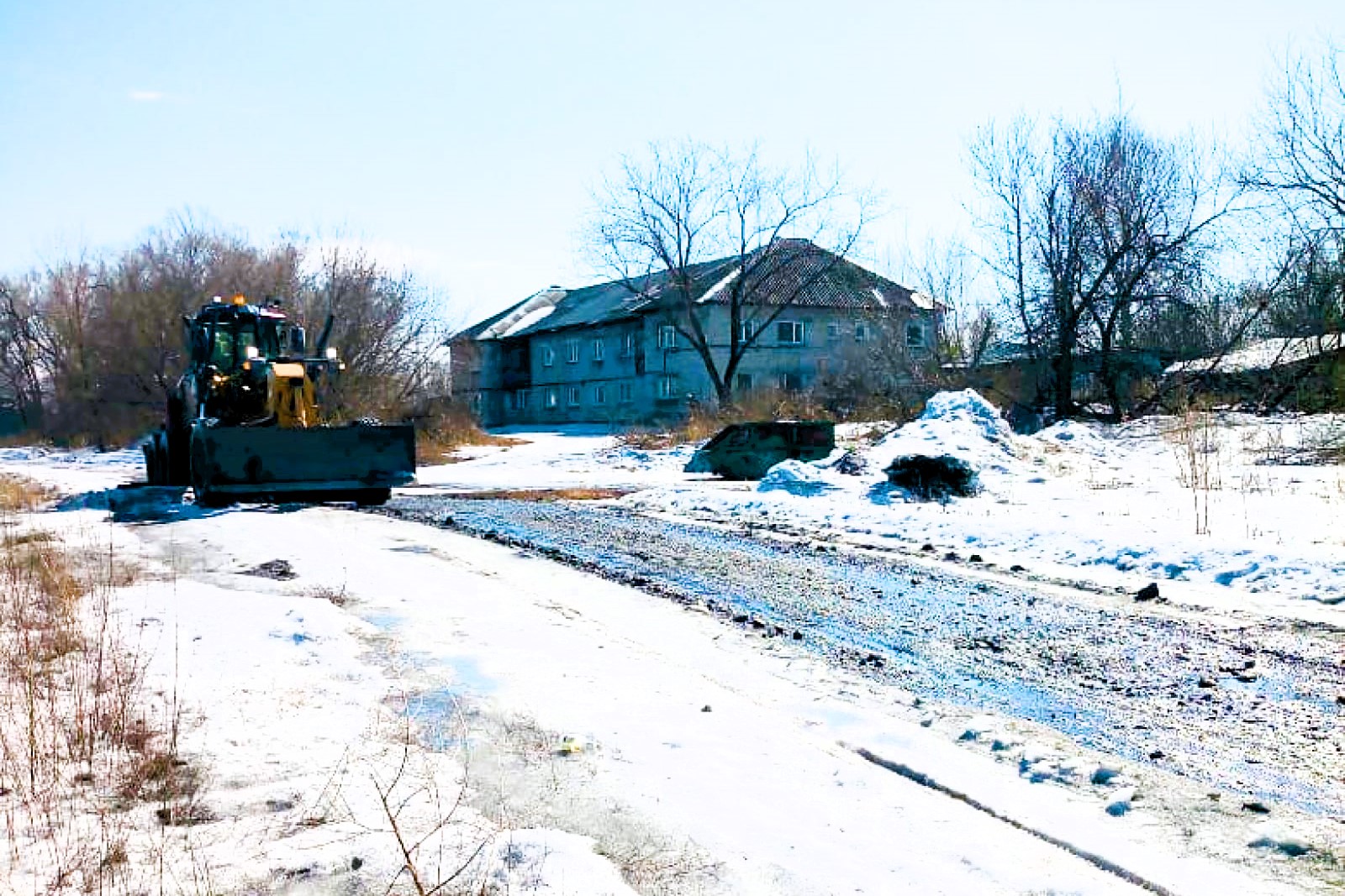 Разрез «Березовский» помог жителям Спиченково расчистить поселковые дороги