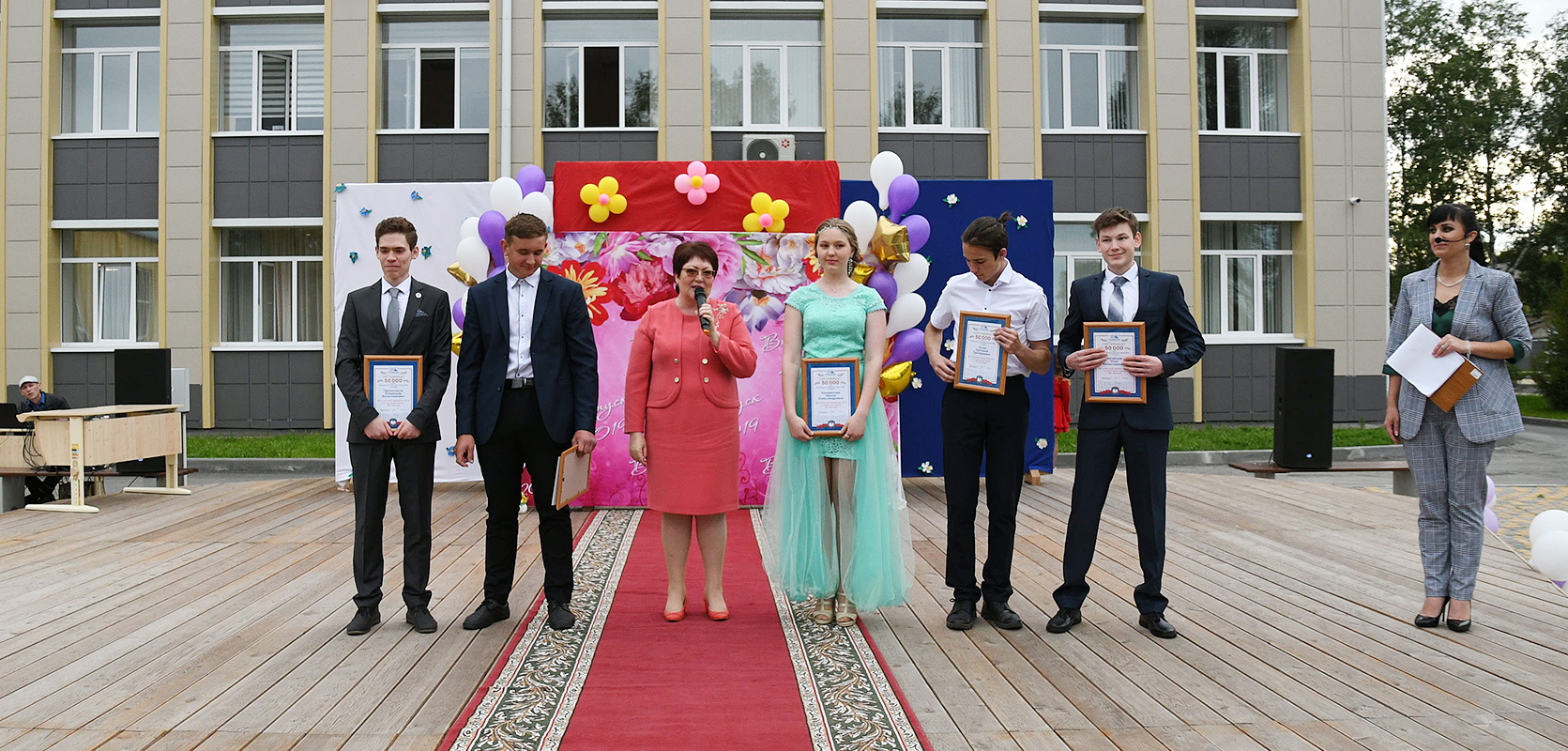 Кузбасские выпускники-отличники получили денежные премии от ЗАО Стройсервис. Стройсервис