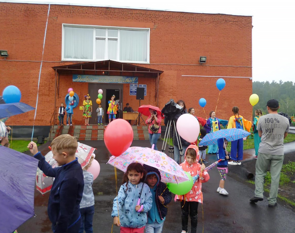 Радость для детей: Шахта №12 помогла построить детскую игровую площадку в поселке Маяковка. Стройсервис