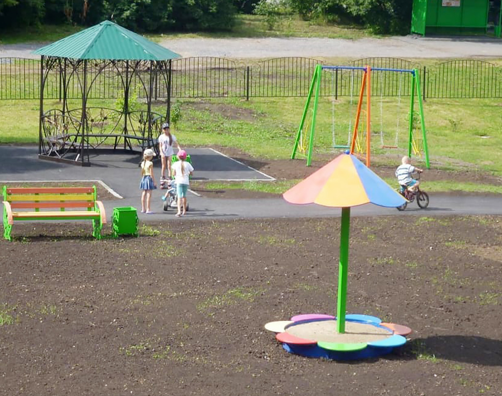 Радость для детей: Шахта №12 помогла построить детскую игровую площадку в поселке Маяковка. Стройсервис