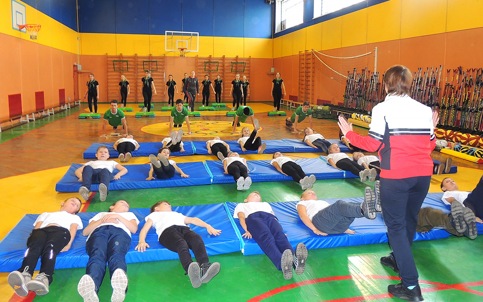 Детям в подарок спорт и здоровье: Шахта №12 полностью оснастила спортинвентарем школу №51 в Северном Маганаке. Стройсервис