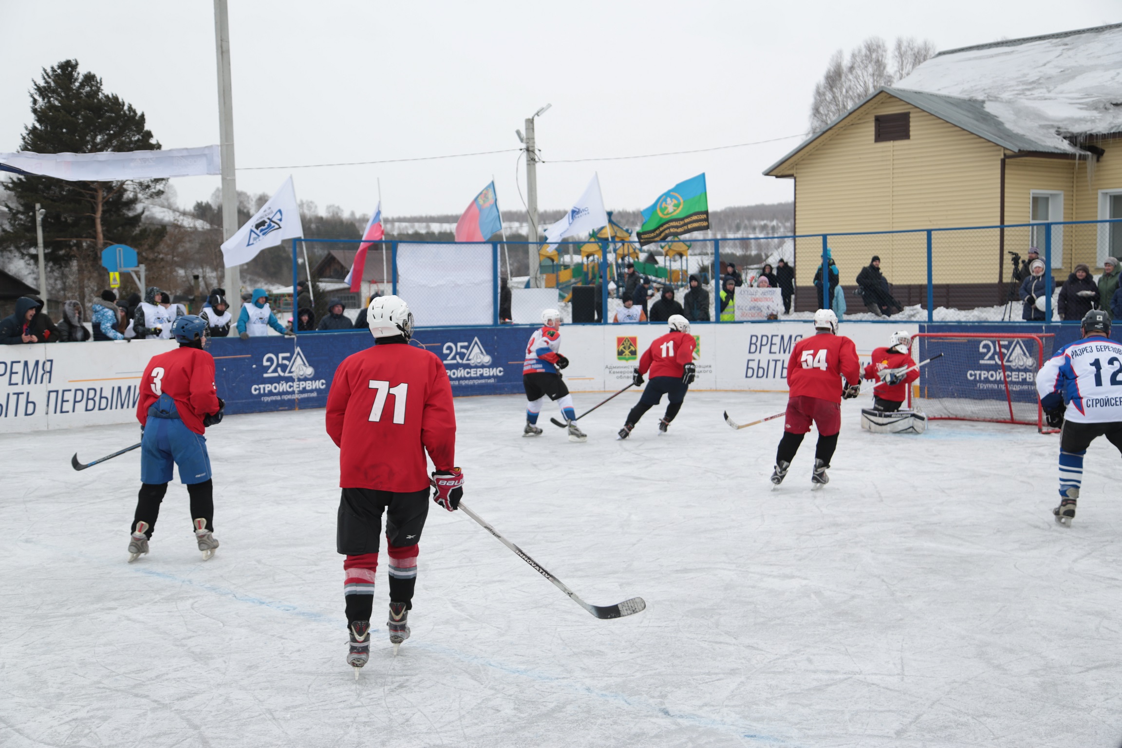 Первую хоккейную коробку в Березовском возводит разрез Барзасское товарищество. Стройсервис