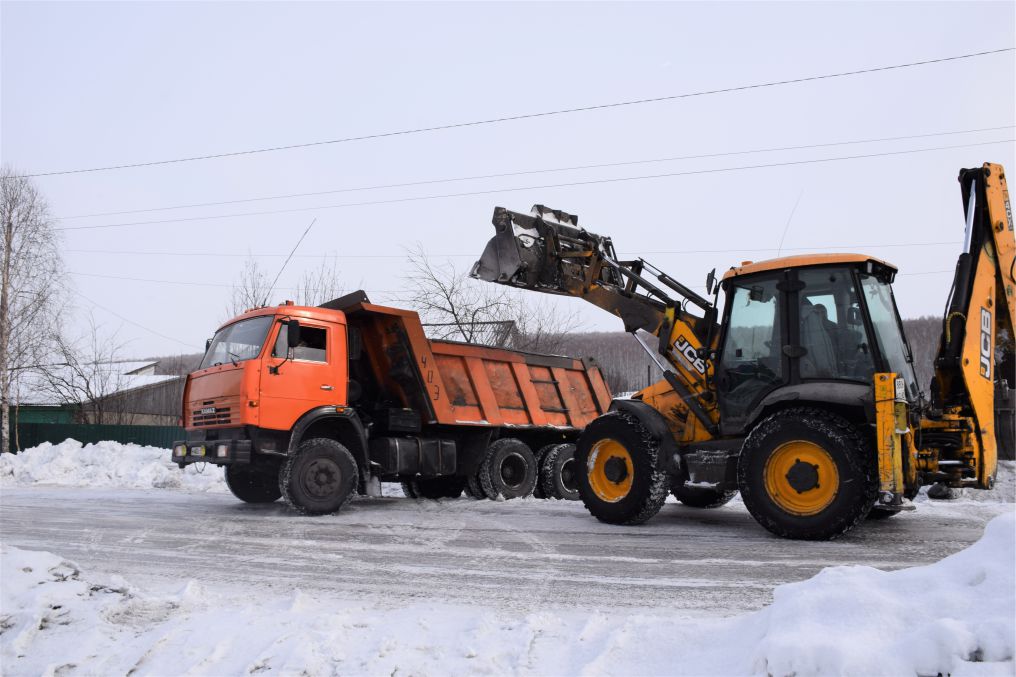 Разрез «Березовский» очищает от снега социальные объекты и инфраструктуру юга Кузбасса