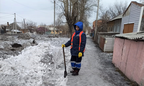Молодежь разреза «Пермяковский» помогает убирать снег ветеранам