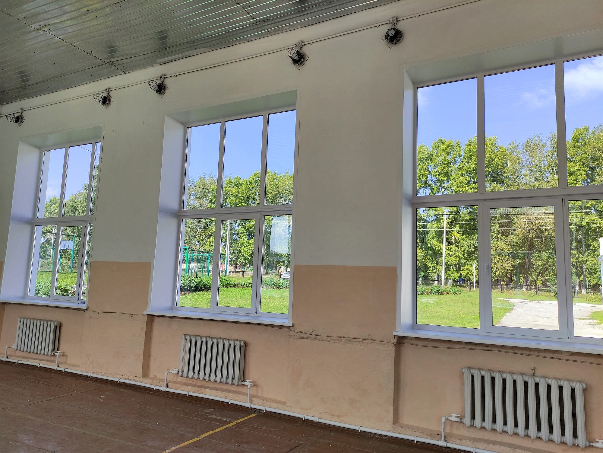 Новые пластиковые окна установил в Урской школе разрез Шестаки. Стройсервис