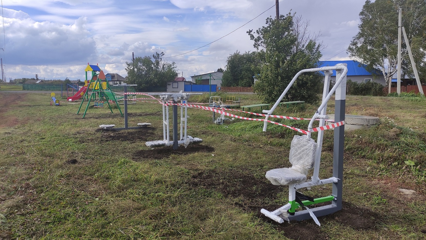 Игровые площадки и уличные тренажеры установил разрез Пермяковский в Евтинском сельском поселении. Стройсервис