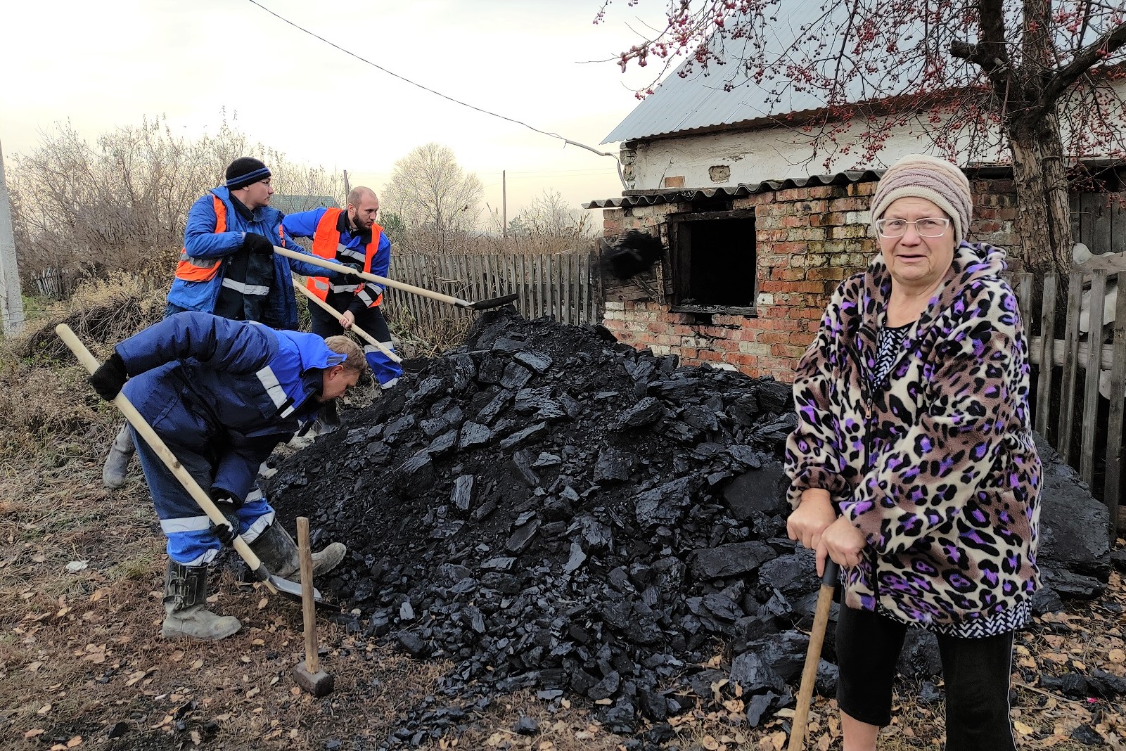 Более 280 тонн благотворительного угля выделил разрез Пермяковский для селян Беловского района. Стройсервис