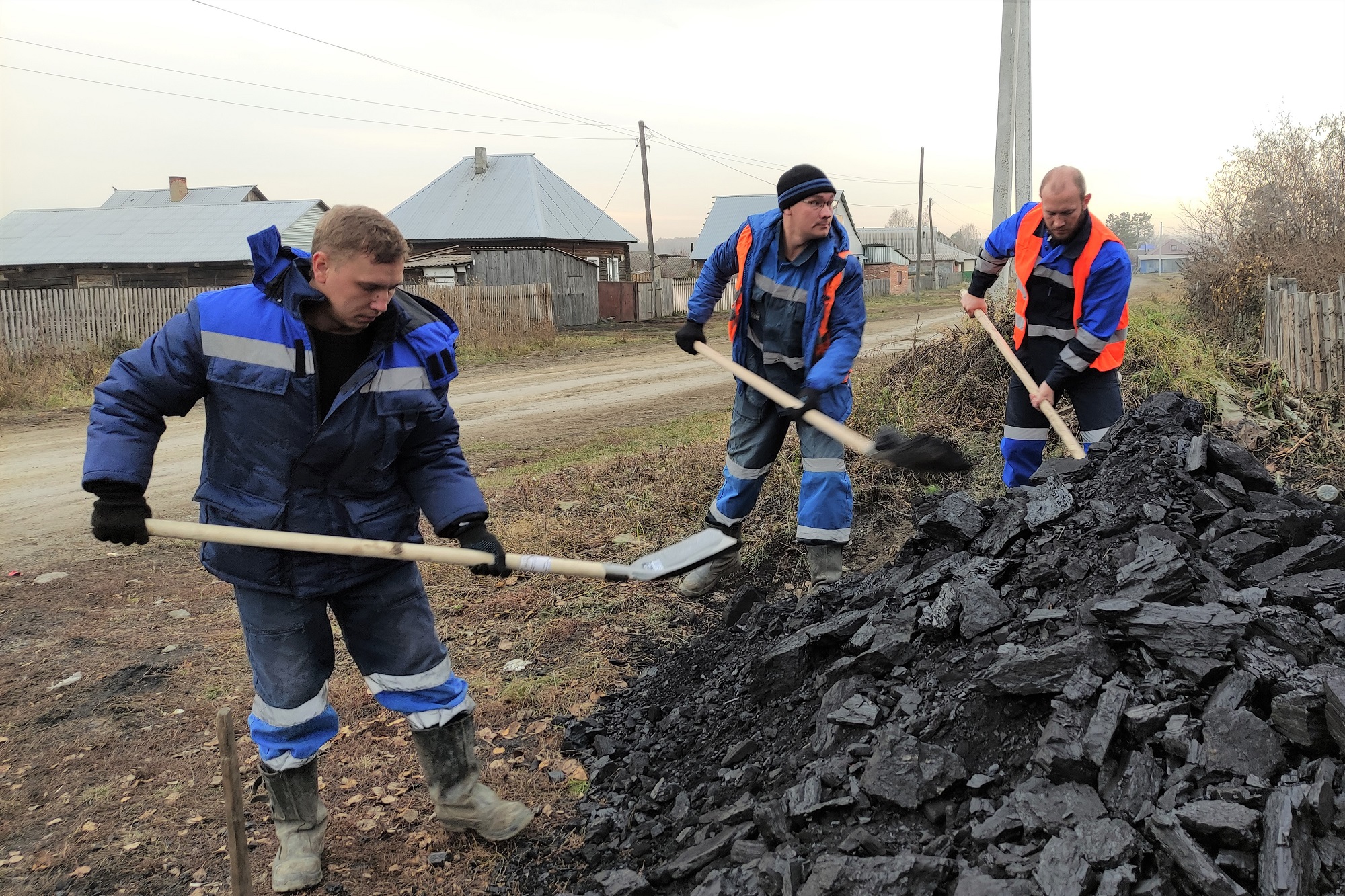 Более 280 тонн благотворительного угля выделил разрез Пермяковский для селян Беловского района. Стройсервис