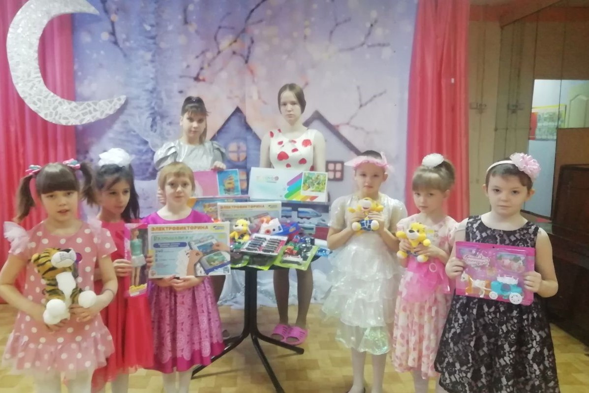 Дети Прокопьевска и Киселевска получили подарки от Шахты №12. Стройсервис