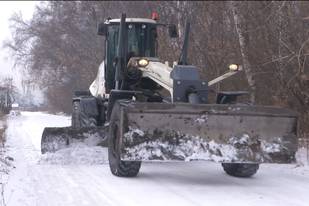 Шахта №12 расчищает от снега дороги и важные социальные объекты Киселевска. Стройсервис