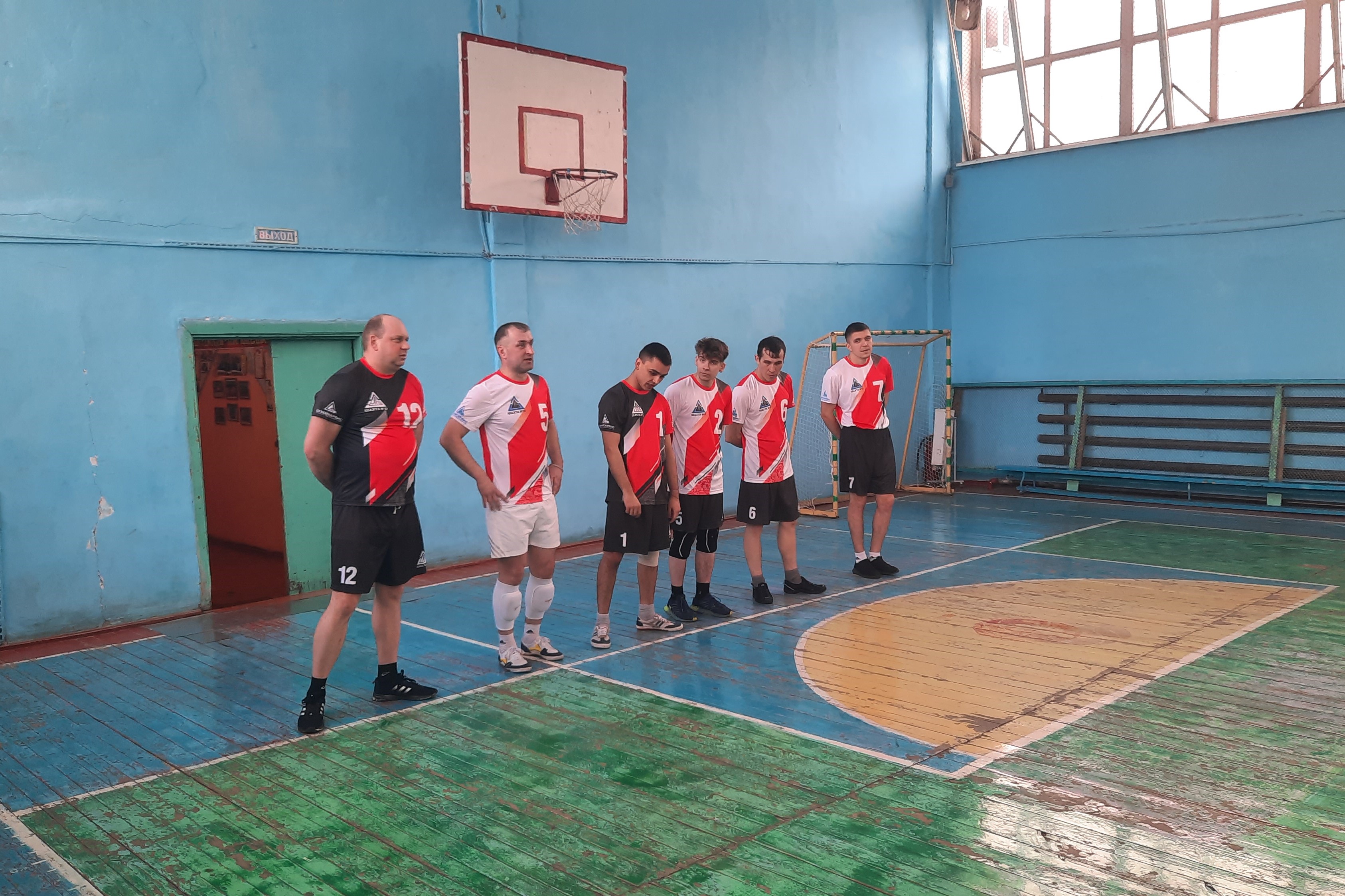 Шахта №12 провела товарищеский матч по волейболу с депутатами Киселевска. Стройсервис