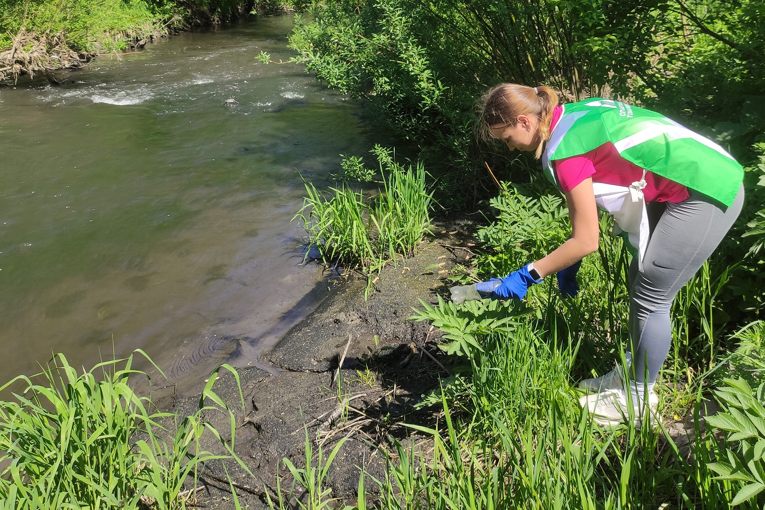 Активисты Барзасского товарищества очистили прибрежную зону реки в городе Березовский. Стройсервис
