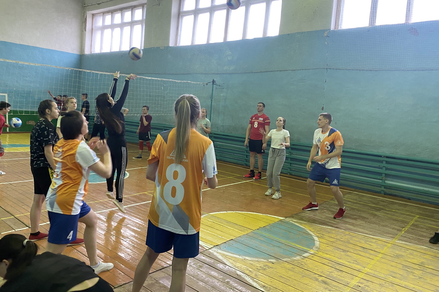 Молодые специалисты разреза Пермяковский подарили сельской волейбольной секции новый инвентарь. Стройсервис