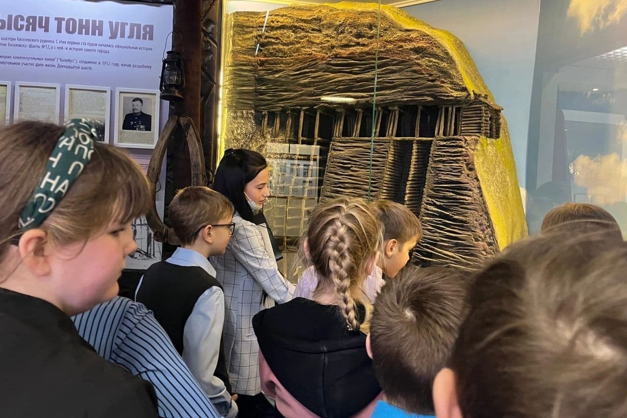 Киселевским школьникам провели экскурсию по музею шахтерской славы Шахты №12. Стройсервис