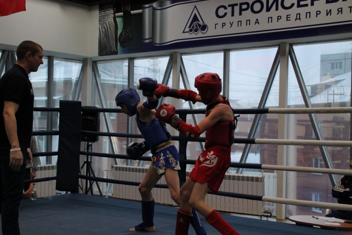 Отборочные соревнования на всероссийский турнир по тайскому боксу прошли в Кемерове при поддержке АО Стройсервис. Стройсервис